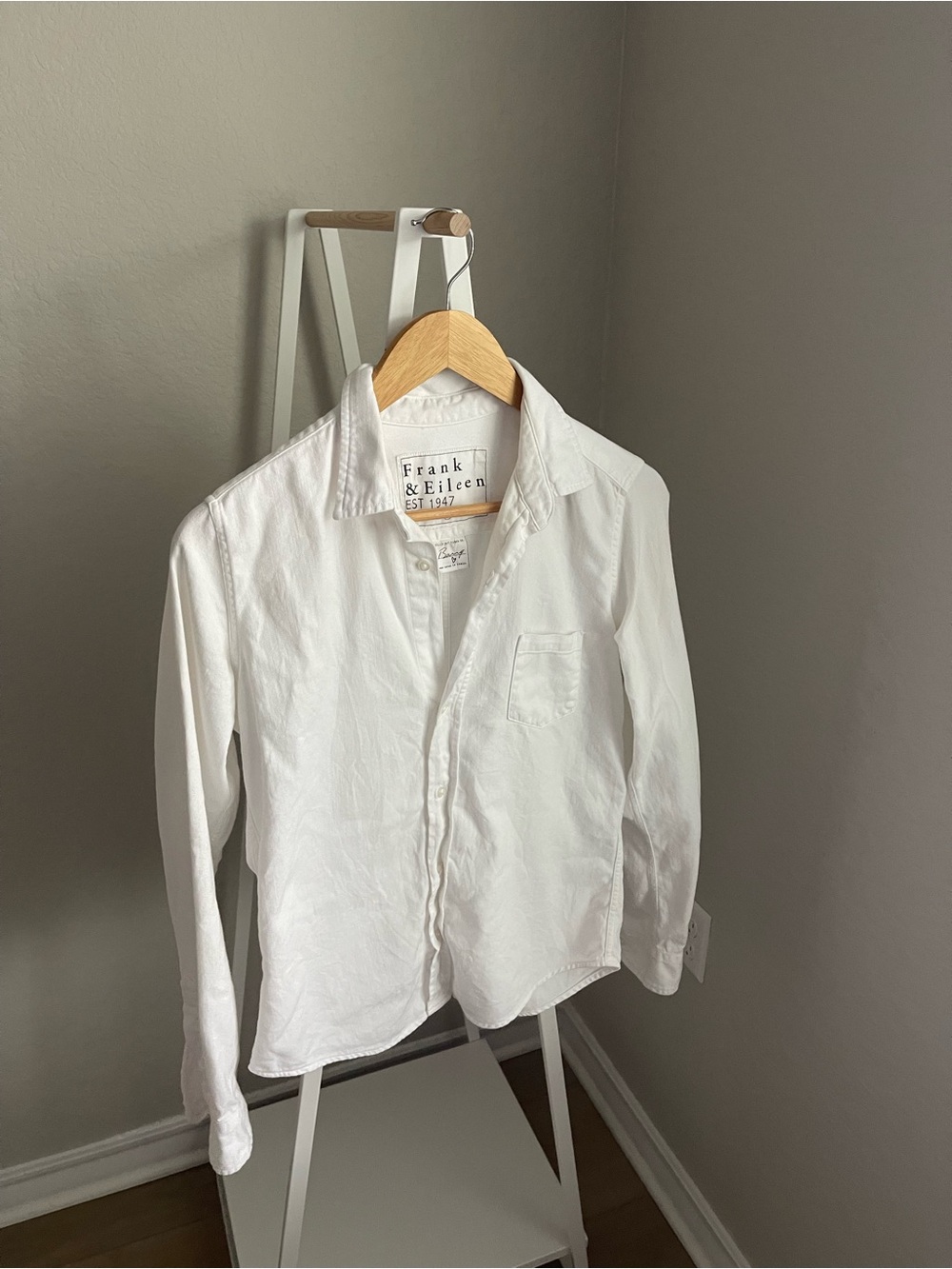 EUC Frank & Eileen Barry White Button-Up Shirt in Denim/Twill Sz Small